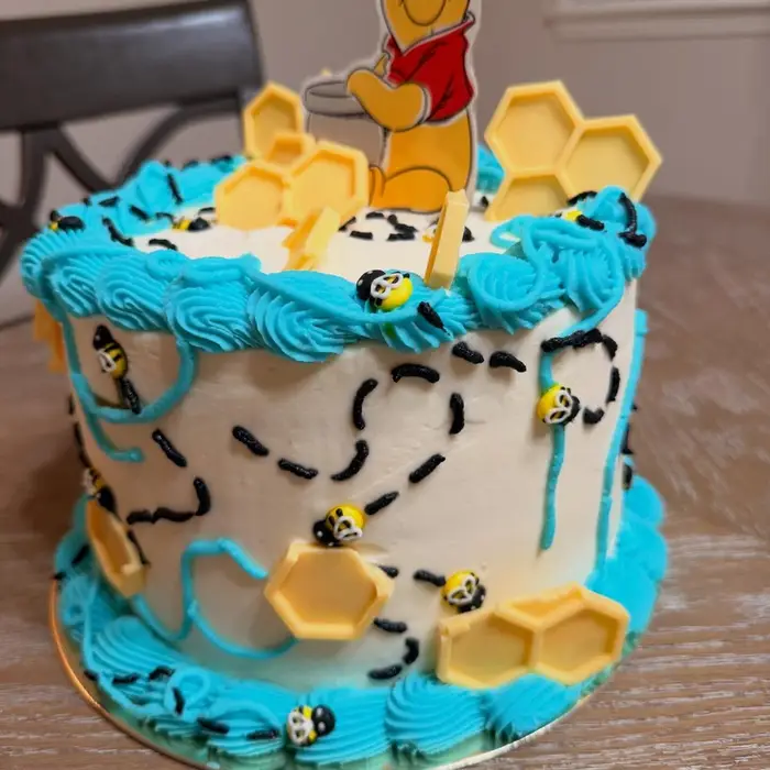 Side view of the Winnie the Pooh honeycomb cake